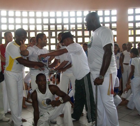 Me. Carlinhos graduando Tony Ramos a professor de capoeira